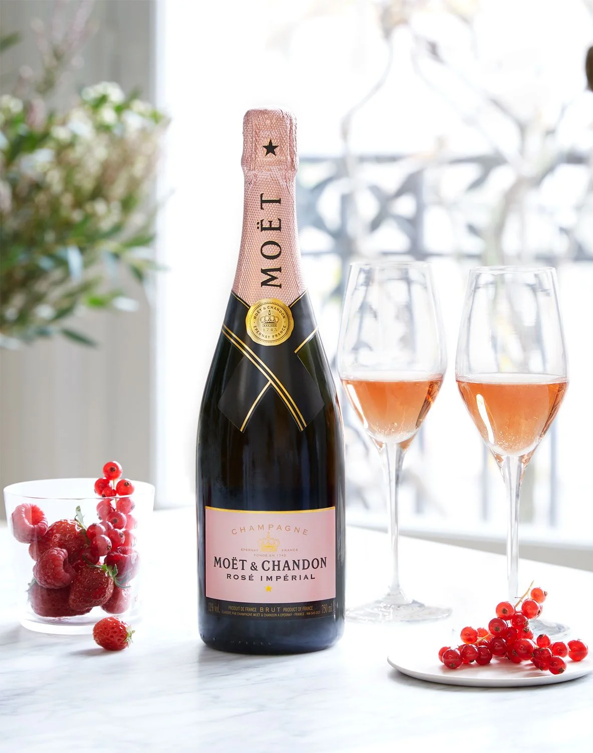 Moët & Chandon Rosé Impérial champagne met twee glazen en rood fruit