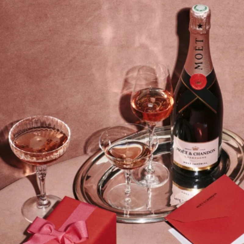 Moët & Chandon rosé champagne met glazen en cadeau op dienblad in romantische setting