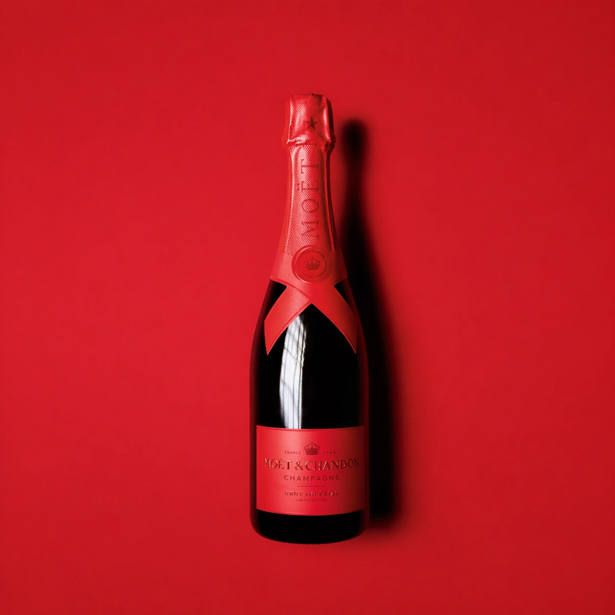 Moët & Chandon Brut Impérial limited edition champagne op rode achtergrond