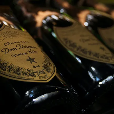 Flessen Dom Pérignon Vintage 2006 champagne liggend naast elkaar