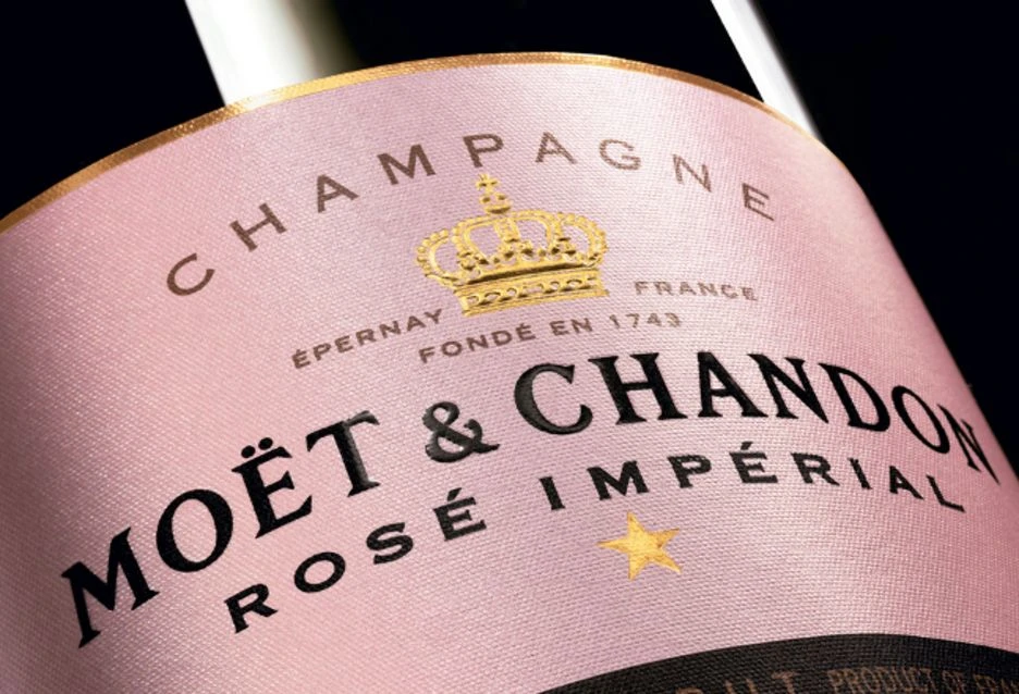 Close-up van het etiket van Moët & Chandon Rosé Impérial champagne