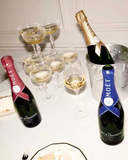 Moët & Chandon Pharrell Limited Edition champagneflessen op feesttafel met glazen champagne