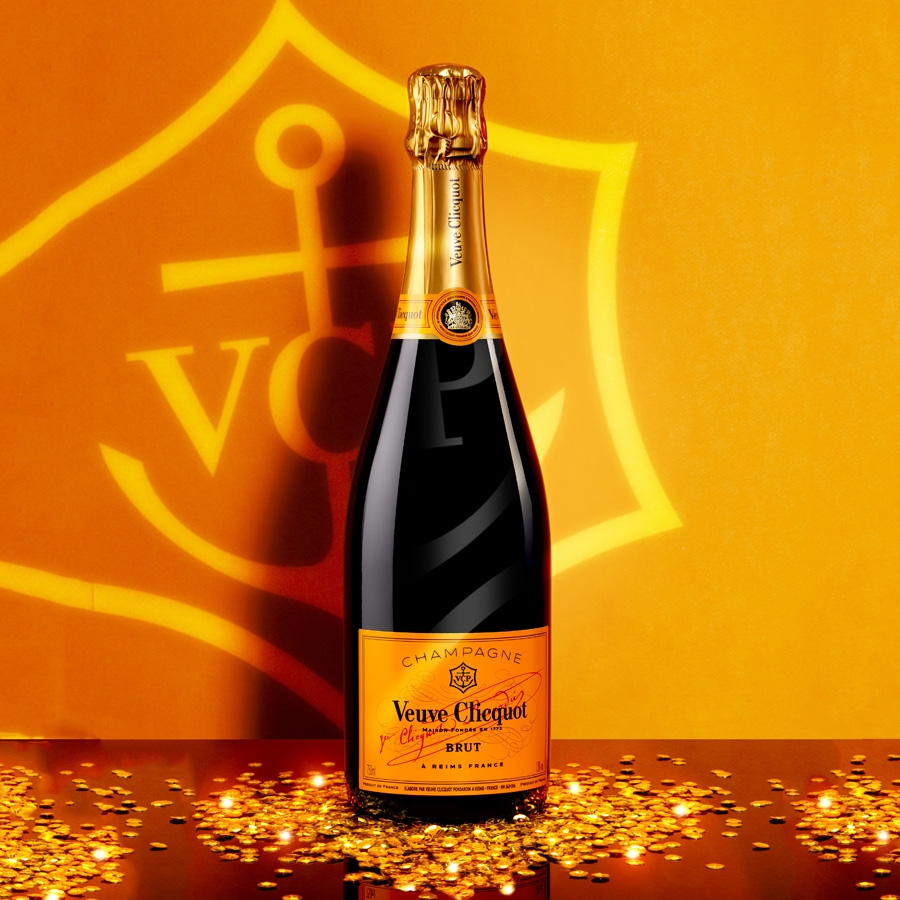 Veuve Clicquot Brut 75CL in Luxe Geschenkbox met 2 champagneglazen sfeerfoto Veuve Clicquot Brut 75CL in Luxe Geschenkbox met 2 champagneglazen