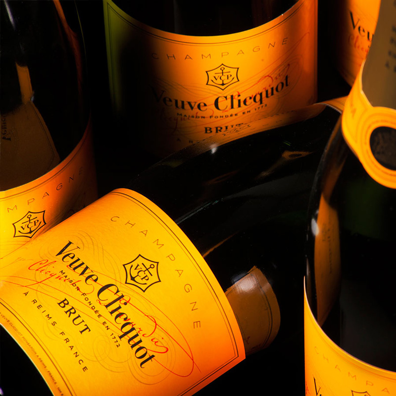 Veuve Clicquot Brut in Luxe Geschenkbox sfeerfoto Veuve Clicquot Brut 75CL in Luxe Geschenkbox met 2 champagneglazen