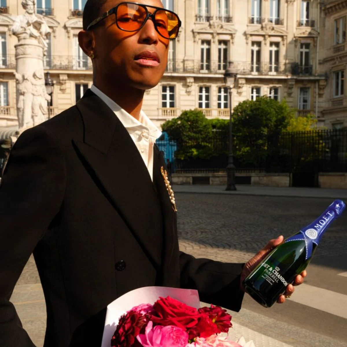 Pharrell Williams met Moët & Chandon Midnight Blue fles 